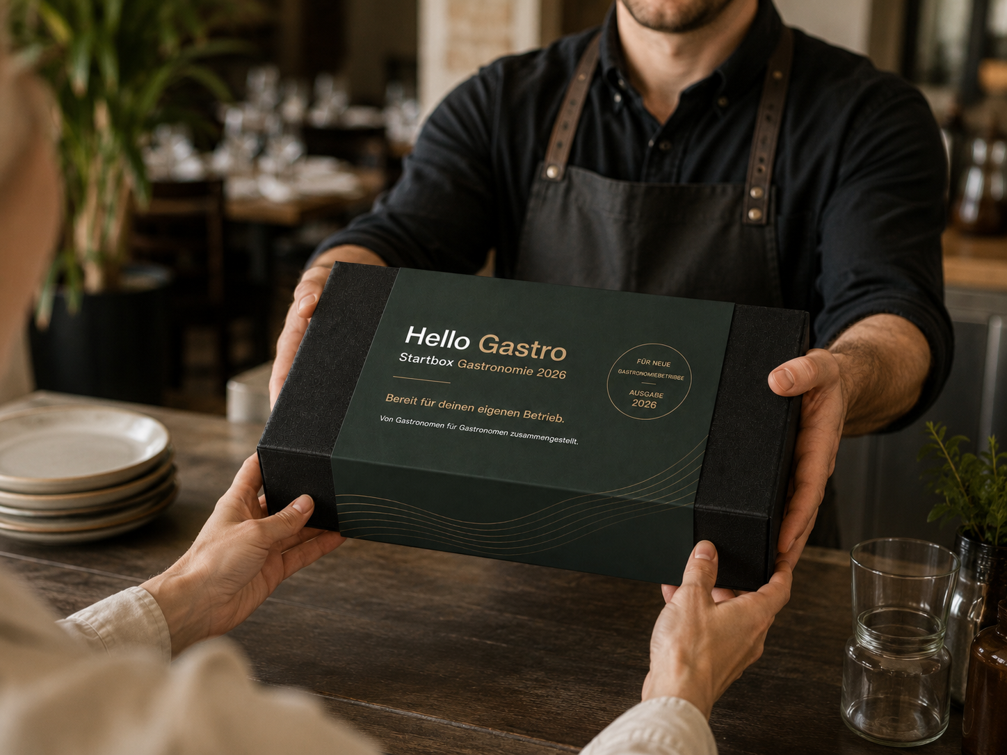 Eine Hello-Gastro-Box wird in einem Restaurant persönlich übergeben.